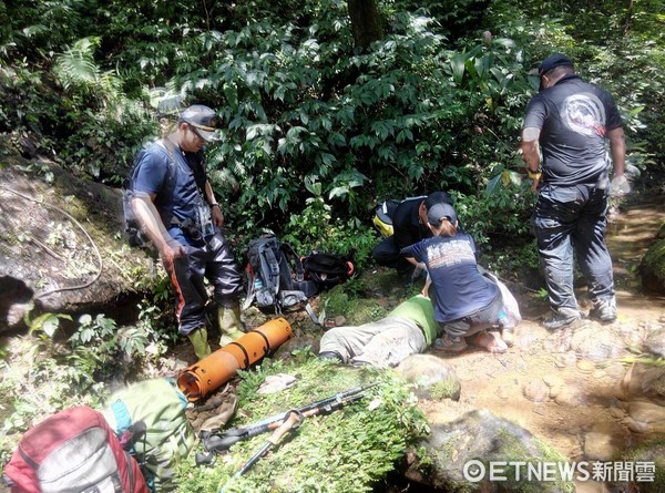 ▲李姓男子攀爬三貂嶺不慎滑落，警消搶救送醫。（圖／翻攝畫面）