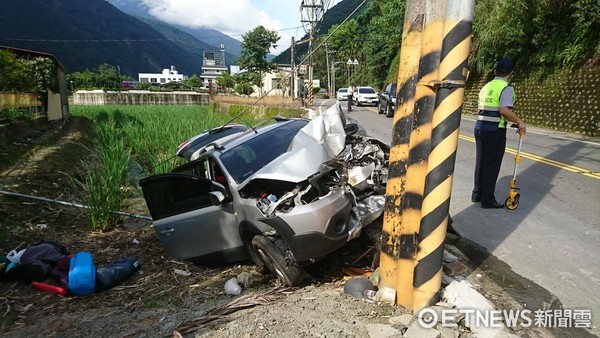 一家5口開車經台14線埔里路段不慎自撞電線桿，1命危4輕傷。（圖／消防局提供）