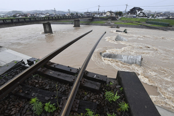 ▲▼日本九州豪雨災情嚴重，死亡人數仍在攀升中。（圖／達志影像／美聯社）
