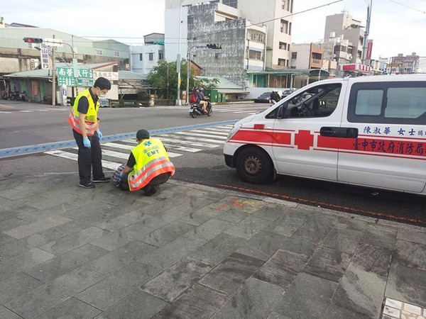 ▲▼台中太平馬姓男子喝醉昏睡路邊，卻有一對男女趁機摸走馬男財物。（圖／記者莊智勝翻攝）