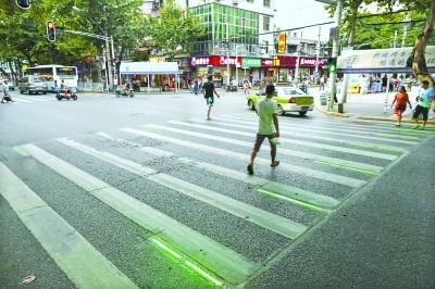 ▲武漢市首創變色斑馬線。（圖／翻攝自華夏經緯網）