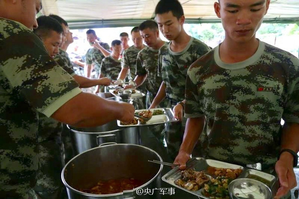 ▲對岸士兵救災伙食曝光！炒排骨+炒青菜...飯後還吃大西瓜。（圖／央廣軍事）