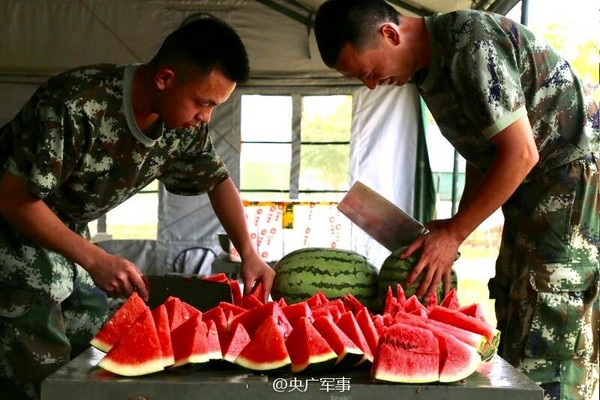 ▲對岸士兵救災伙食曝光！炒排骨+炒青菜...飯後還吃大西瓜。（圖／央廣軍事）