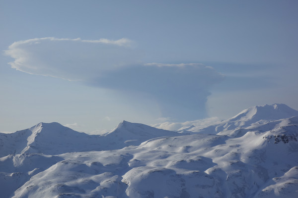 ▲位於美國阿拉斯加阿留申群島(Aleutian Island chain)的博戈斯洛夫火山（Bogoslof Volcano）一年內就曾多次噴發。（圖／達志影像／美聯社）