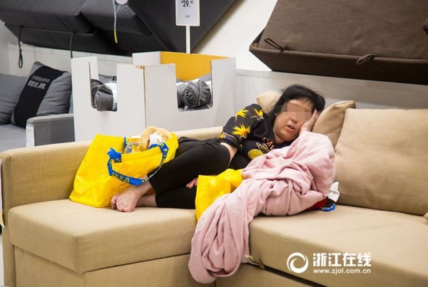 ▲▼江蘇省杭州市的IKEA店內成避暑勝地，有滿滿的「蹭涼族」。（圖／翻攝自《浙江在線）