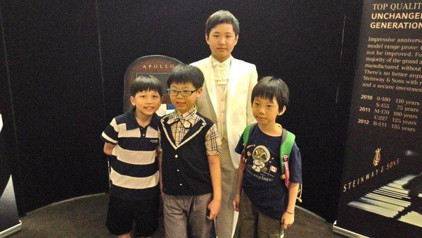 ▲▼13歲的江璟亮獲得紐約大學入學許可，圖為他2014年參加日本濱松國際鋼琴賽的得獎照片。（圖／翻攝日本浜松PIARA鋼琴大賽臉書）
