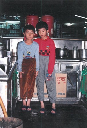 趙啟宏（右）與趙啟成（左），童年時光都在店裡度過，為了幫忙家計，半工半讀完成學業。