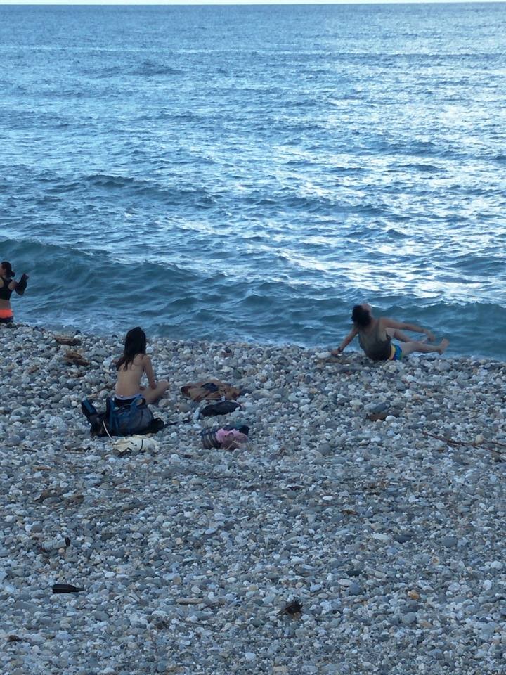 海邊戲水驚見「上空妹裸泳」　他興奮拍照上傳...網友找出地點了！