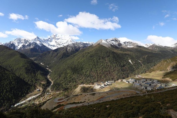 隨光線游移，山景也跟著變化。