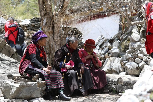 穿著傳統服飾的藏族。