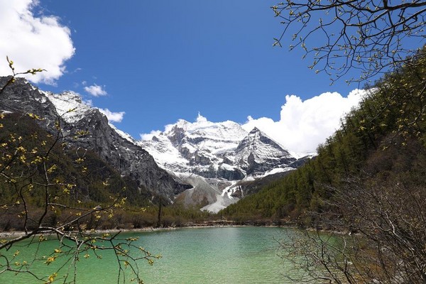 在高山湖映襯下的雪山。