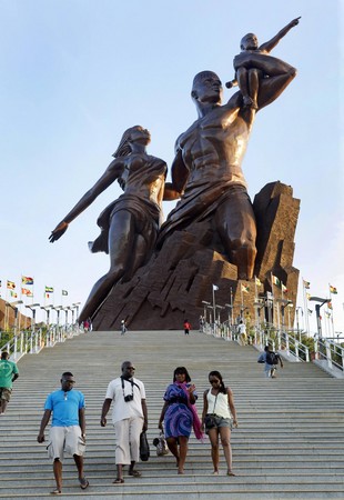 非洲塞內加爾首都達卡的巨型「非洲復興紀念碑」由北韓的「萬壽台藝術工作室」負責設計興建。北韓過去幾年在非洲國家興建了數十座的大型紀念碑。（東方IC）