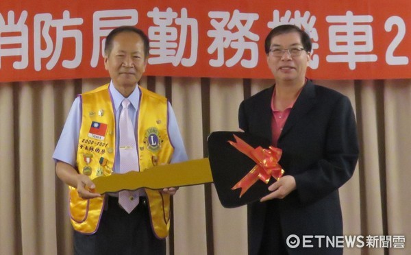 ▲林炳榮先生（左）捐贈勤務機車2輛，由台南市消防局長李明峯代表接受。（圖／消防局提供）