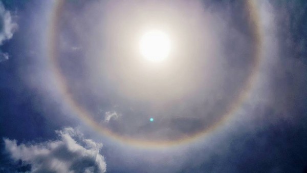▲南台灣「七彩光圈」高掛藍天　璀璨日暈絕景…新竹也能看到。（圖／翻攝自爆料公社）