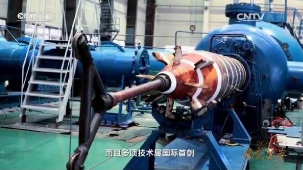 《央視》在最新的紀錄片中在表彰馬偉明團隊時，曝光疑似中國國產電磁阻攔器、電磁魚雷發射、電磁炮，艦艇中壓直流綜合電力系統的圖片。（圖／翻攝自央視）
