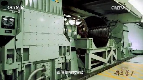 《央視》在最新的紀錄片中在表彰馬偉明團隊時，曝光疑似中國國產電磁阻攔器、電磁魚雷發射、電磁炮，艦艇中壓直流綜合電力系統的圖片。（圖／翻攝自央視）