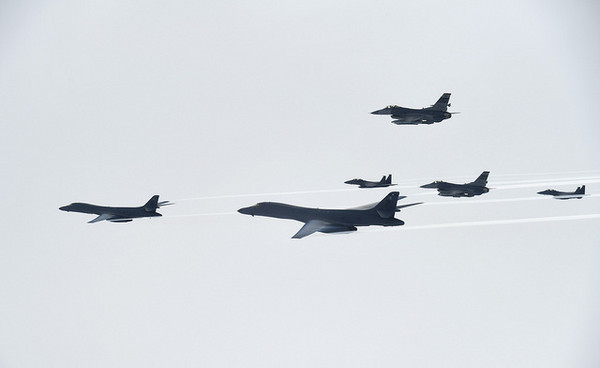 ▲B-1B 槍騎兵轟炸機 ，與南韓空軍F-15與美軍F-16戰機會合。（圖／取自美軍太平洋司令部官網）