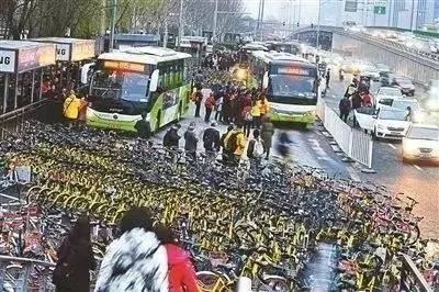 ▲共享單車今日大陸明日台灣　2千萬輛bike淹沒人行道　廢鐵相當5艘航母。（圖／翻攝微博）
