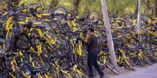 ▲共享單車今日大陸明日台灣　2千萬輛bike淹沒人行道　廢鐵相當5艘航母。（圖／翻攝微博）