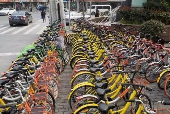 ▲共享單車今日大陸明日台灣　2千萬輛bike淹沒人行道　廢鐵相當5艘航母。（圖／翻攝微博）