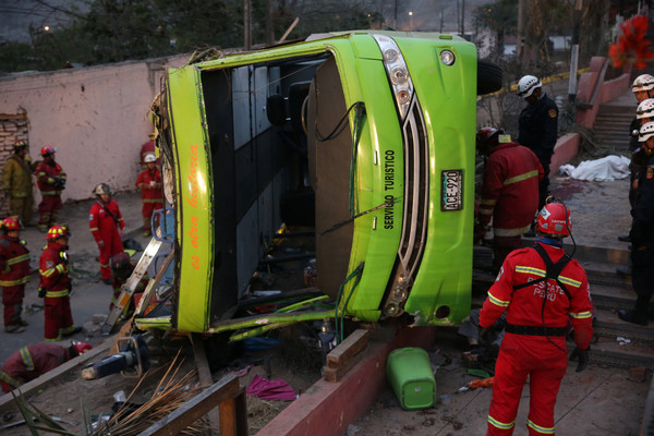 ▲▼祕魯發生嚴重巴士翻覆車禍。（圖／路透社）