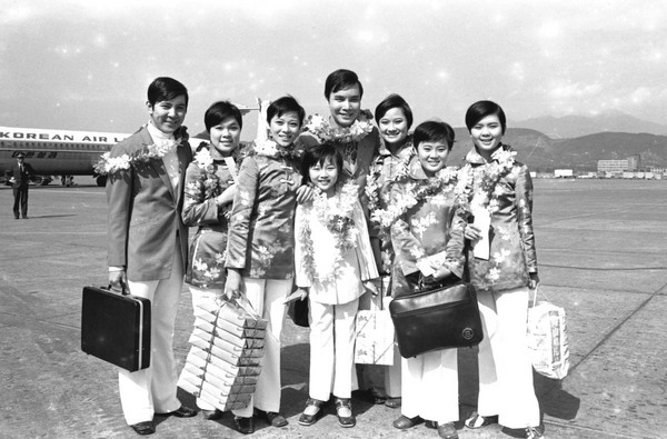 1974年，謝雷和五花瓣合唱團出國演唱。戒嚴時代管制重重。謝雷等人到了菲律賓，護照卻遭飯店老闆扣留，被迫加開演唱會。（中央社）