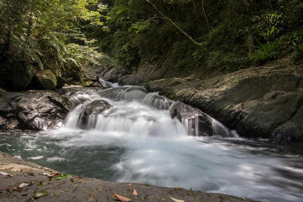 坐在「滑水道」旁的巨石上，連水聲也很悅耳。