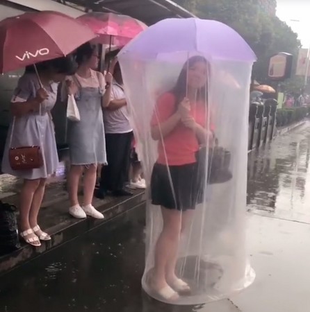 ▲女子撐開特製雨傘，遭網友糗笑：「好像保險套」（圖／取自臉書《爆笑公社》）