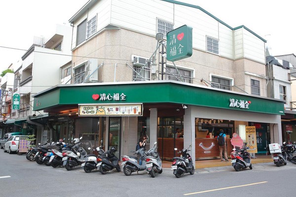 1987年趙福全在台南市金華路巷內、自家中藥行門口擺起飲料小攤子做生意，這間起家厝仍是他們自己經營的直營店。