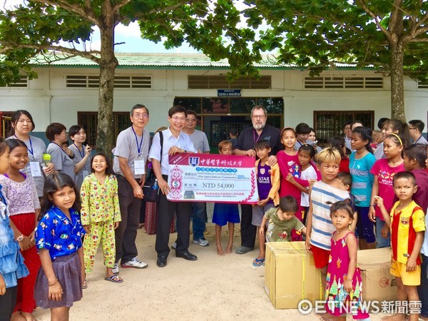 ▲中華醫事科技大學國際志工隊送愛到柬埔寨，帶著多箱日用品及衛生保健用品等物資，進駐柬埔寨3個孤兒院送物資。（圖／華醫提供）