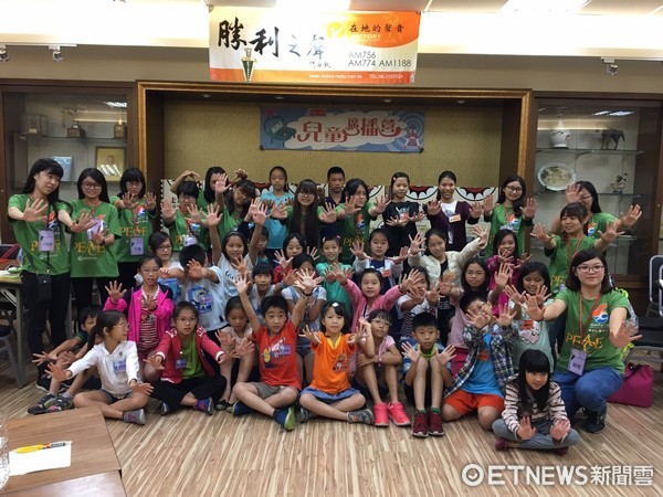 ▲俊逸基金會、勝利之聲、電聲電台及教育部青年發展署台南市青年志工中心所舉辦的「兒童廣播營」，每年都相當受歡迎的營隊活動。（圖／俊逸基金會提供）
