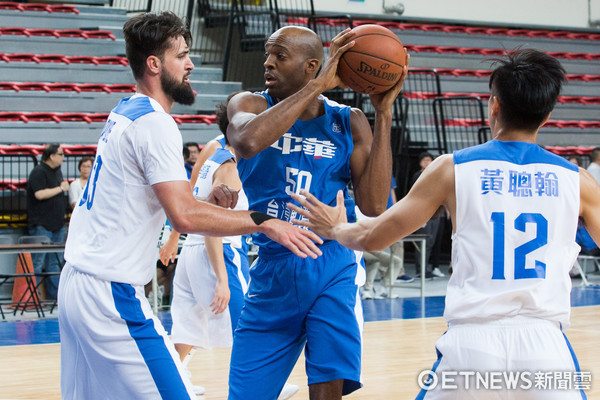 ▲▼瓊斯盃中華男籃 藍、白隊熱身測試賽,戴維斯。（圖／記者季相儒攝）