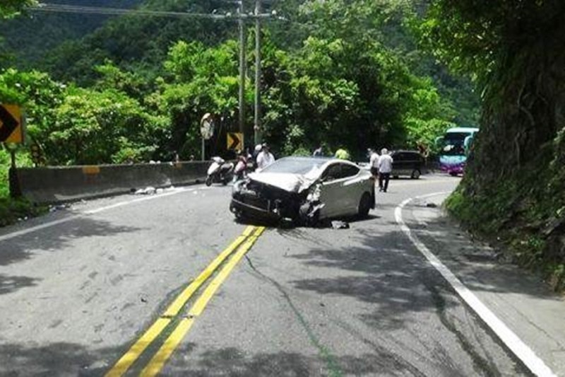 ▲▼職業軍人載妻小蘇花過彎吃線！曳引車「吃進」撞爆1死3傷。（圖／翻攝畫面）