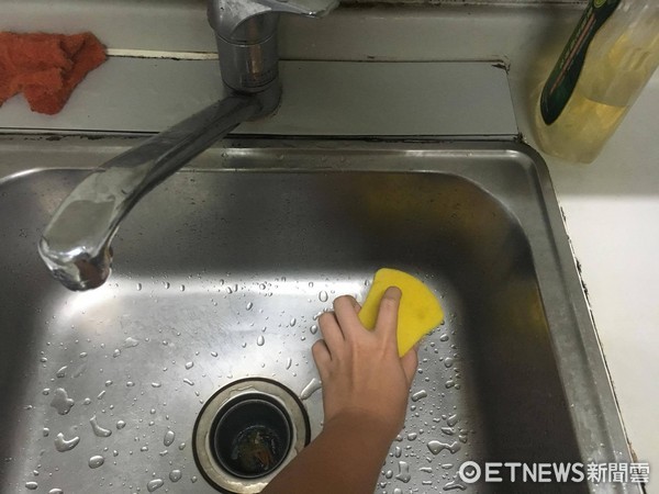 ▲到底洗碗的菜瓜布能不能拿來刷水槽呢？最近這個問題在推特上掀起日本網友的論戰。（圖／記者陳思妤攝）