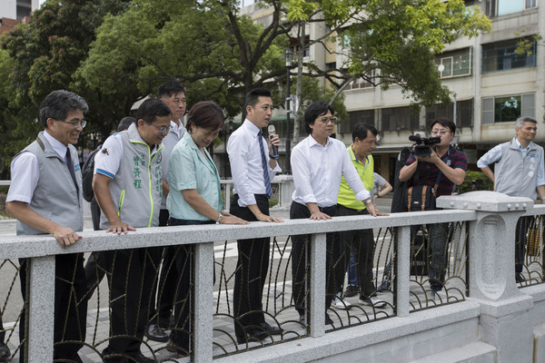 ▲新竹市長林智堅偕同葉俊榮部長視察護城河親水公園與東門城周邊環境。