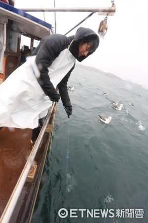錦榮到南極海海釣調到鯊魚。（圖／亞洲旅遊台提供）