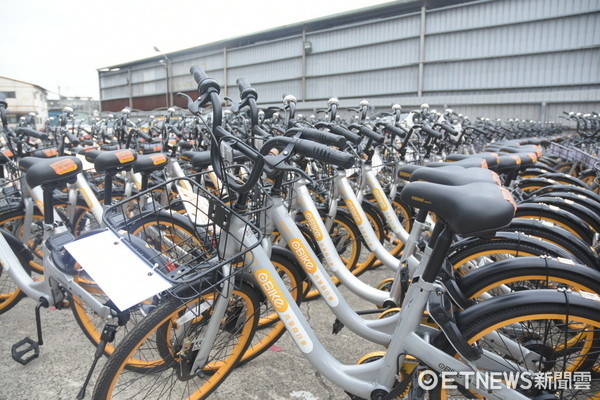 ▲違停oBike堆滿華江拖吊場，一台BMW汽車被包圍。（圖／民眾授權提供。請勿隨意翻拍，以免侵權）