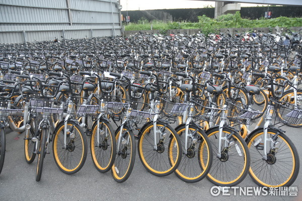 ▲違停oBike堆滿華江拖吊場，一台BMW汽車被包圍。（圖／民眾授權提供。請勿隨意翻拍，以免侵權）