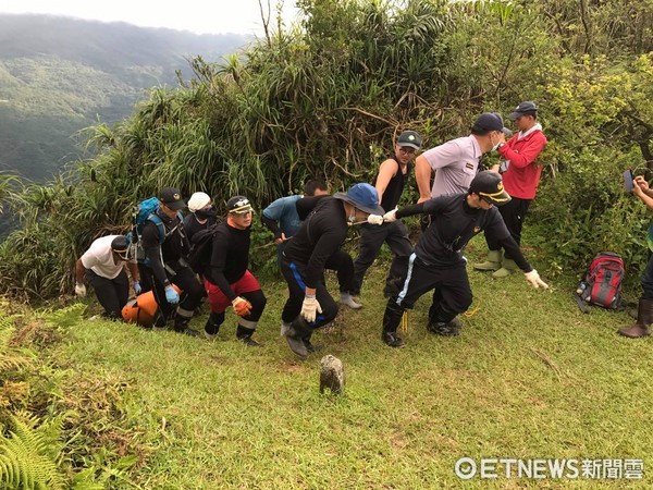 ▲登山客失聯多日 警消尋獲屍體（圖／宜蘭縣消防局提供）