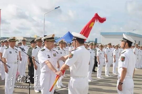 中國首次海外駐軍，部隊在解放軍海軍司令員沈金龍的授旗下，正式在廣東湛江某軍港碼頭前往東非吉布地基地。（圖／翻攝自中國海軍）