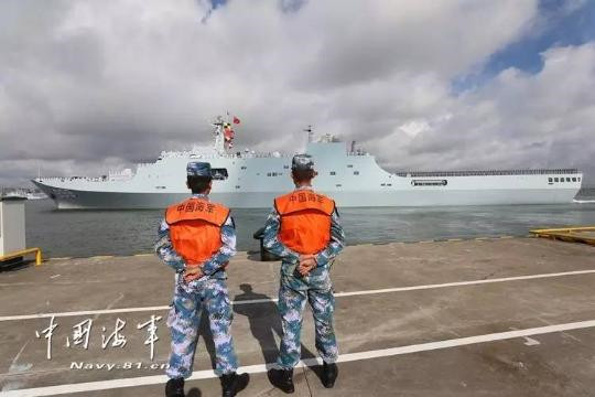 中國首次海外駐軍，部隊在解放軍海軍司令員沈金龍的授旗下，正式在廣東湛江某軍港碼頭前往東非吉布地基地。（圖／翻攝自中國海軍）