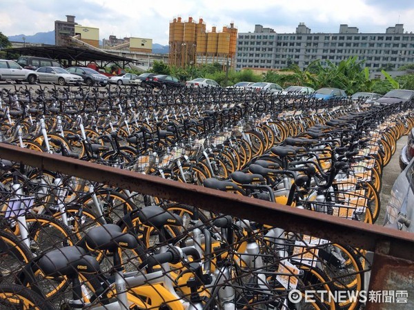 ▲這間拖吊場滿坑滿谷oBike 民眾戲稱「是總站吧」。（圖／民眾柯孟竹授權使用）