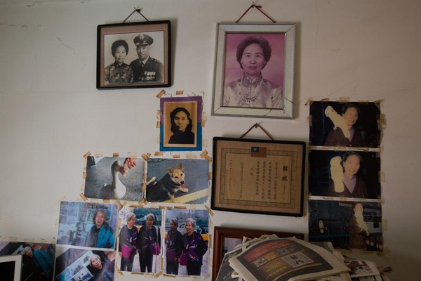 臥房牆上貼著父母的合照，一紙獎狀是眷村表揚母親持家有方。