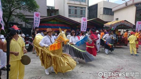 ▲桃園閩南文化節藝閣競賽，大園區竹圍社區發展協會以「福海宮過金火、飛輦轎」藝閣創作造型，再度奪得狀元。（圖／陳建松提供）