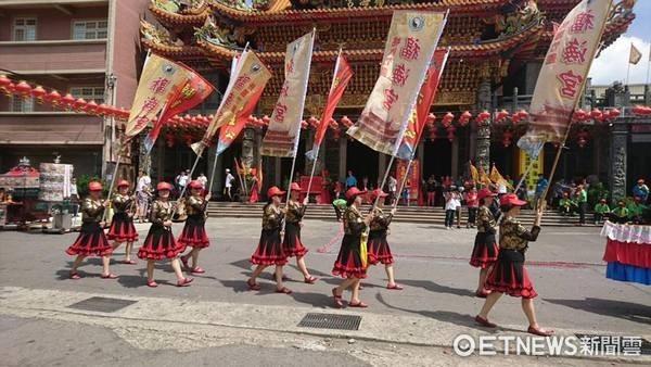 ▲桃園閩南文化節藝閣競賽，大園區竹圍社區發展協會以「福海宮過金火、飛輦轎」藝閣創作造型，再度奪得狀元。（圖／陳建松提供）