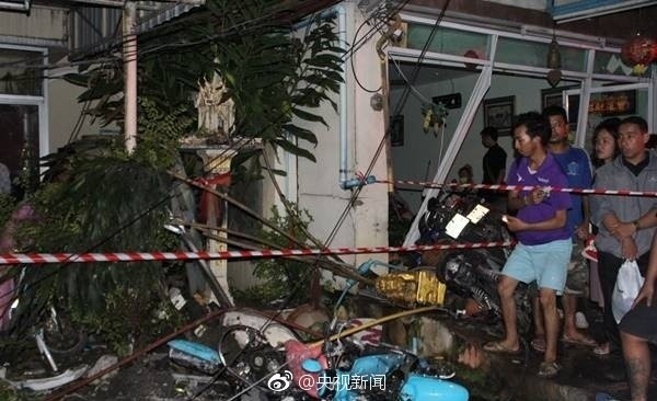 ▲▼泰國普吉島陸客團翻車，造成2名遊客死亡，車上24人受傷。（圖／翻攝央視微博）