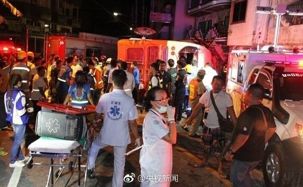 ▲▼泰國普吉島陸客團翻車，造成2名遊客死亡，車上24人受傷。（圖／翻攝央視微博）