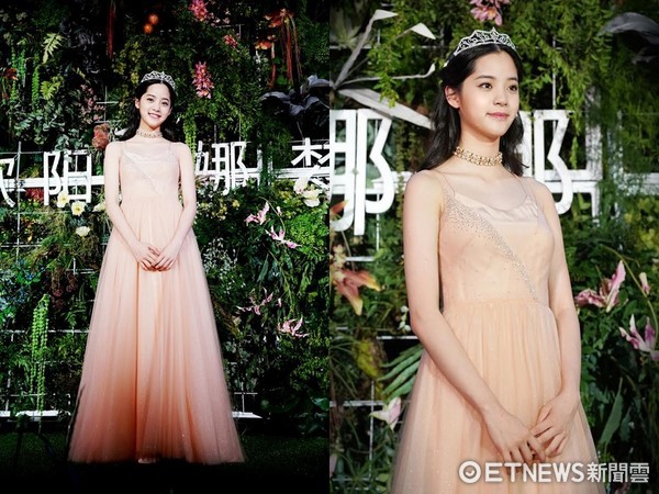 ▲歐陽娜娜北京舉辦記者會，戴鑽石皇冠開心圓了公主夢。（圖／環球音樂提供）