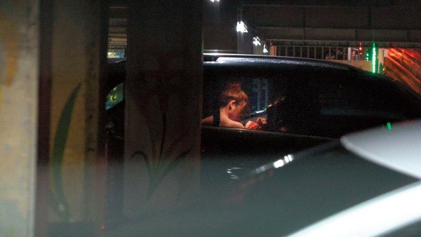 21：43｜車內脫衣的鬼鬼，小小露出鬼背，又由於她沒關車內的燈，所以其實在外頭可以看得一清二楚。
