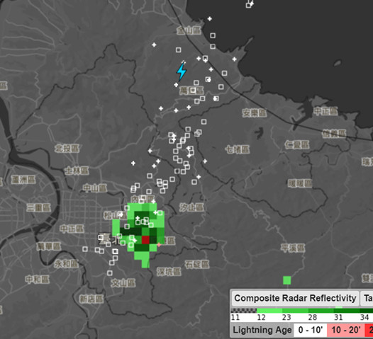 ▲13縣市大雨特報，閃電爆發。（圖／翻攝自彭啟明臉書）